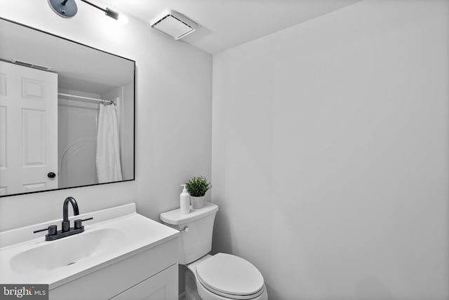 full bath featuring a shower with shower curtain, vanity, visible vents, and toilet