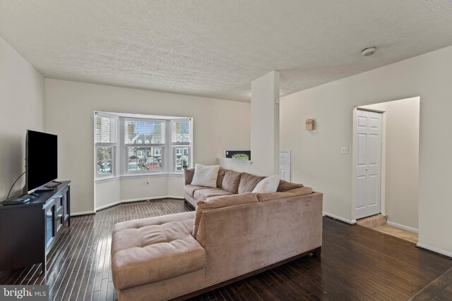 10633 Campus Way S, Upper Marlboro, MD 20774 - living area featuring baseboards, a textured ceiling, and dark wood-style floors