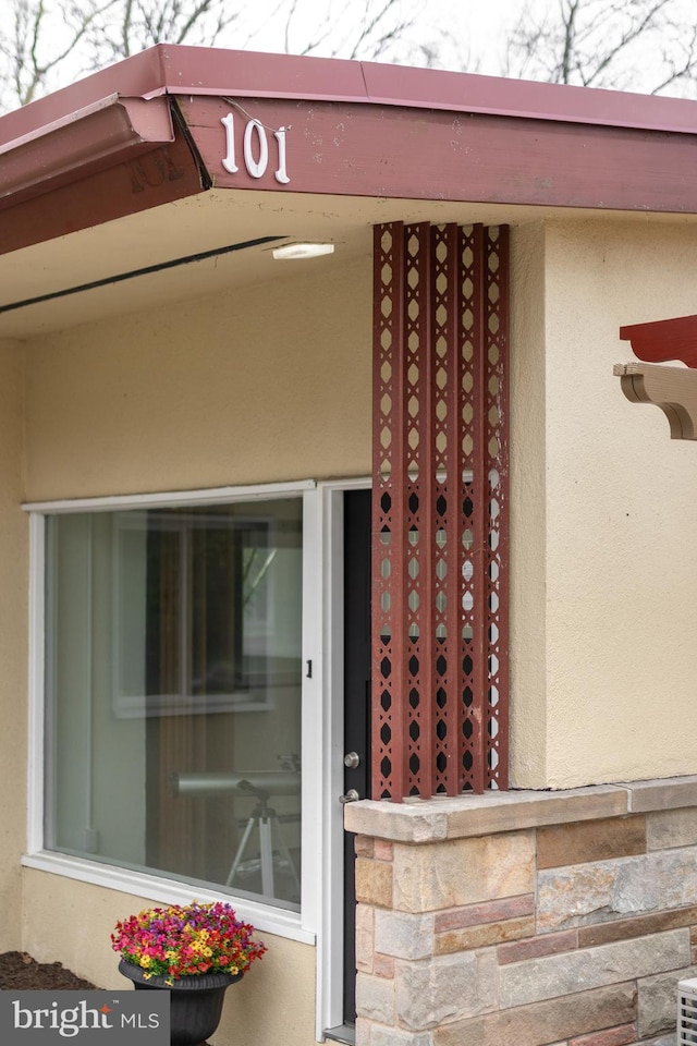 view of exterior entry featuring stucco siding