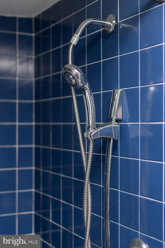details featuring tiled shower