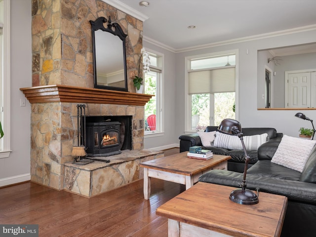 living area with baseboards, ornamental molding, and wood finished floors