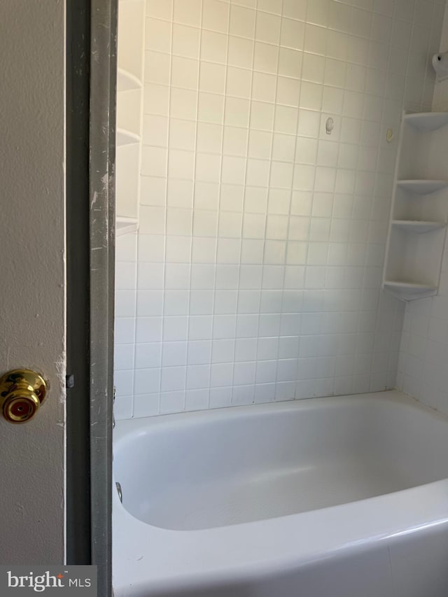 7601 Somerset Ln, Manassas, VA 20111 - bathroom featuring a tub and a textured wall