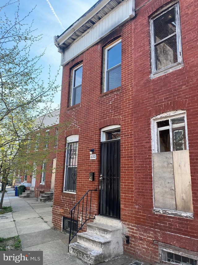 1820 Hope St, Baltimore, MD 21202 - view of front of home featuring brick siding and entry steps