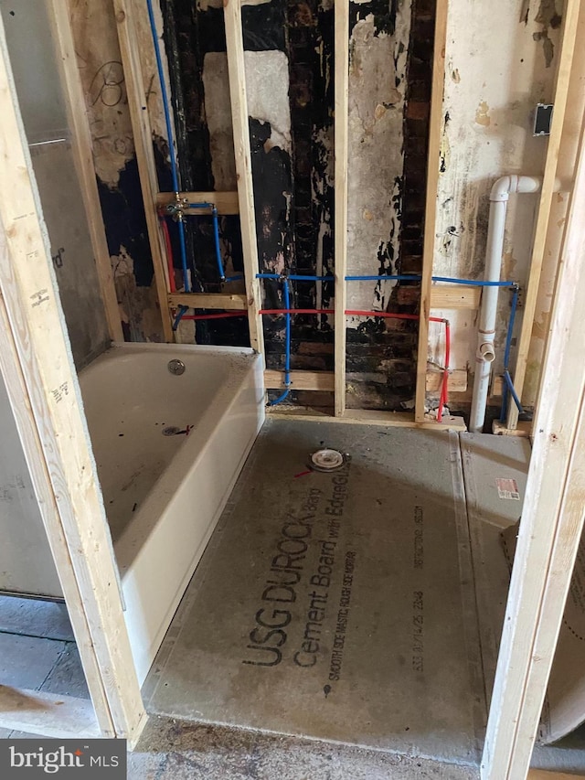 1820 Hope St, Baltimore, MD 21202 - bathroom with a tub