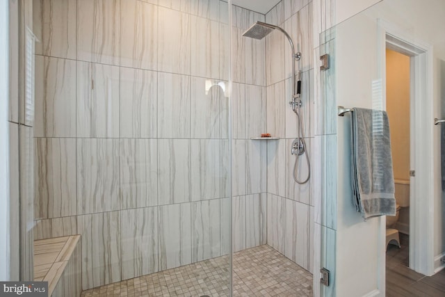 full bathroom featuring tiled shower