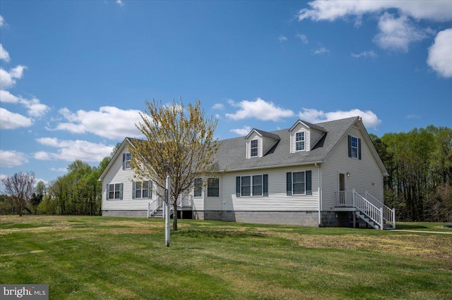 view of front of house featuring crawl space, roof with shingles, and a front yard