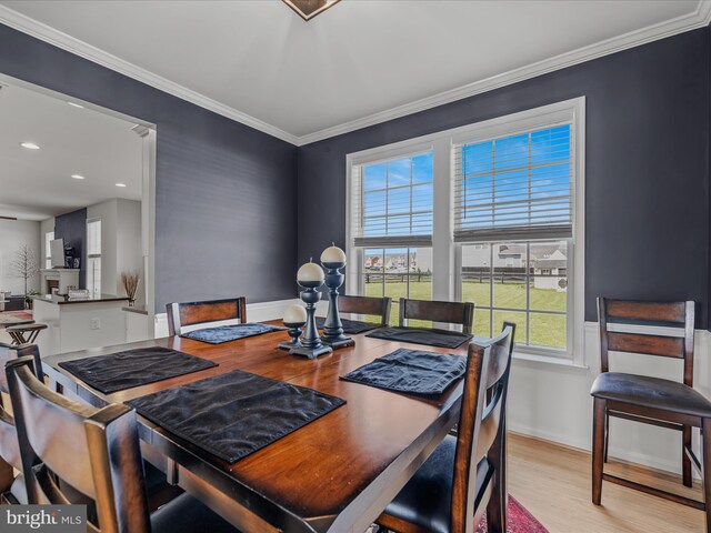 dining space featuring recessed lighting, baseboards, crown molding, and wood finished floors
