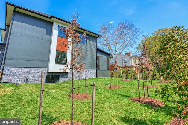 1127 Guilford Ct, Mclean, VA 22101 - view of side of home featuring a lawn