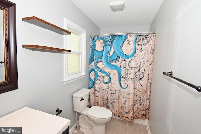 full bath with baseboards, a shower with curtain, and toilet