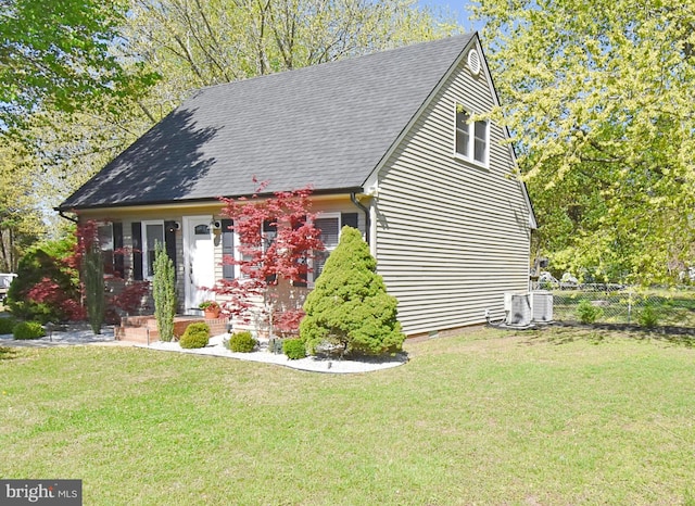 view of front facade with a front lawn and fence