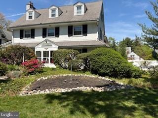 view of front of home featuring a front lawn
