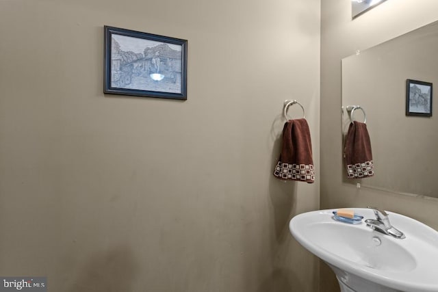 bathroom featuring a sink