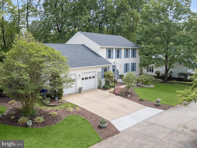 view of front of home featuring a shingled roof, a front lawn, driveway, and an attached garage