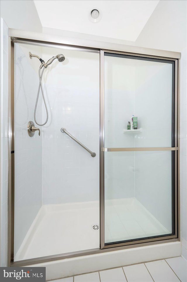full bathroom featuring a stall shower