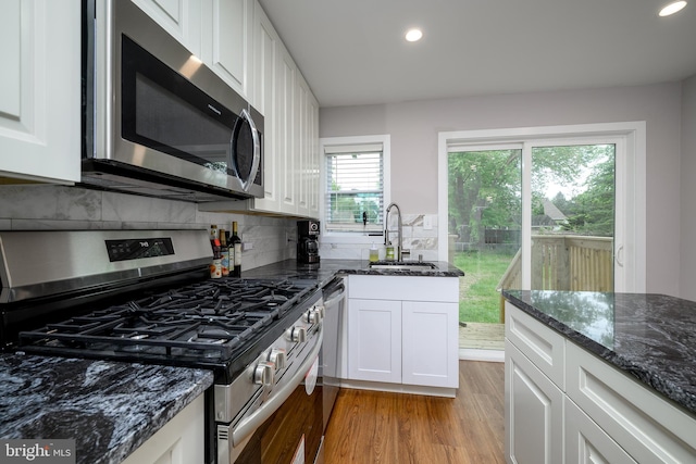 kitchen featuring recessed lighting, stainless steel appliances, light wood-style flooring, and a sink