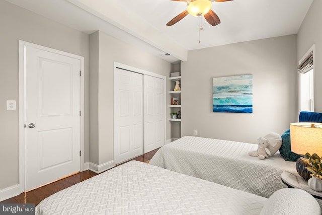 bedroom with baseboards, ceiling fan, a closet, and wood finished floors