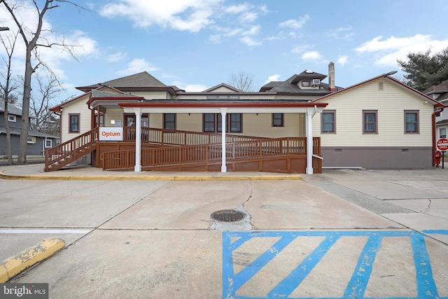 view of front of house featuring crawl space and a porch