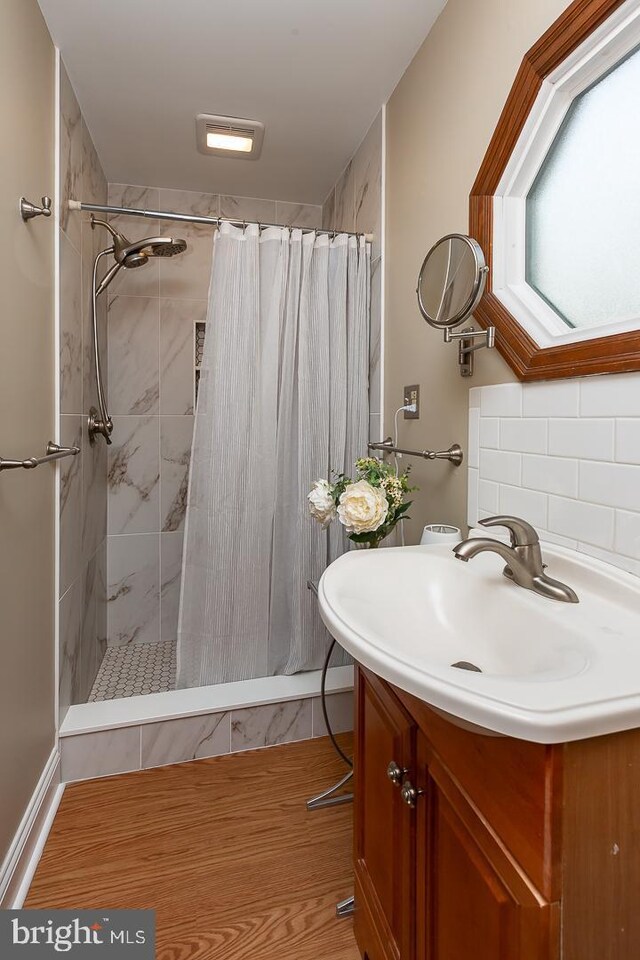 538 Gainsboro Rd, Drexel Hill, PA 19026 - full bathroom with a tile shower, vanity, and decorative backsplash