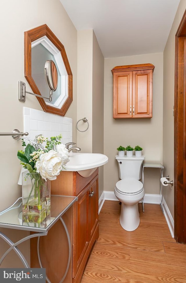 538 Gainsboro Rd, Drexel Hill, PA 19026 - bathroom with tasteful backsplash, vanity, baseboards, toilet, and wood finished floors