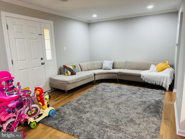 living room featuring crown molding, recessed lighting, and wood finished floors