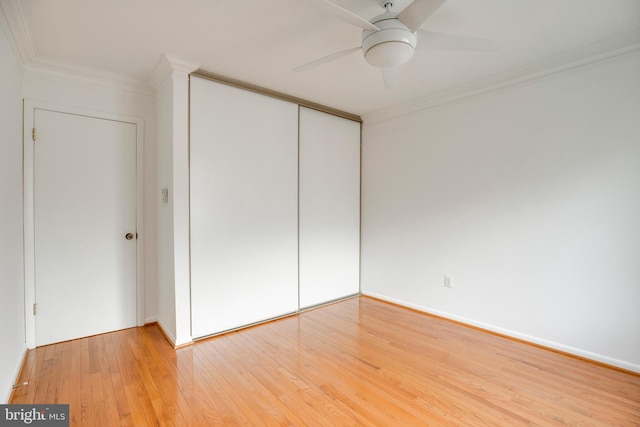 unfurnished bedroom featuring light wood-style floors, a closet, ceiling fan, and ornamental molding