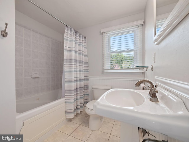 59 Hagan Dr, New Hope, PA 18938 - full bath featuring a sink, shower / bath combo with shower curtain, toilet, tile patterned floors, and wainscoting