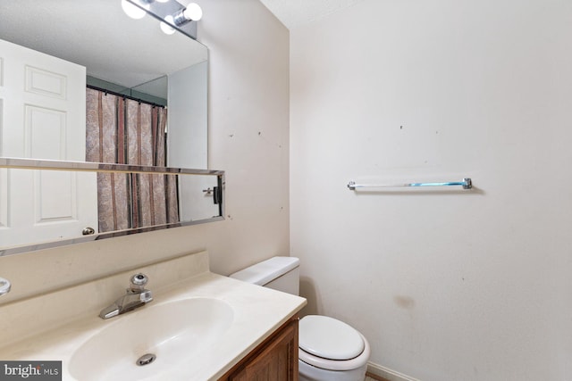 full bathroom featuring toilet, vanity, baseboards, and a shower with shower curtain