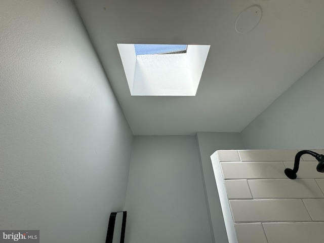 room details featuring a skylight