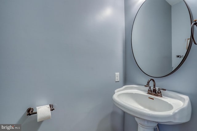 bathroom featuring a sink