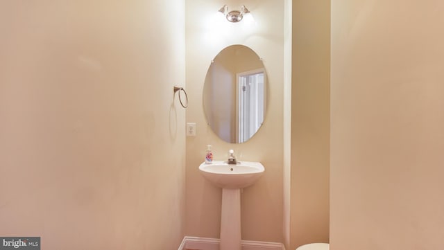 2080 Capstone Cir, Herndon, VA 20170 - bathroom with baseboards