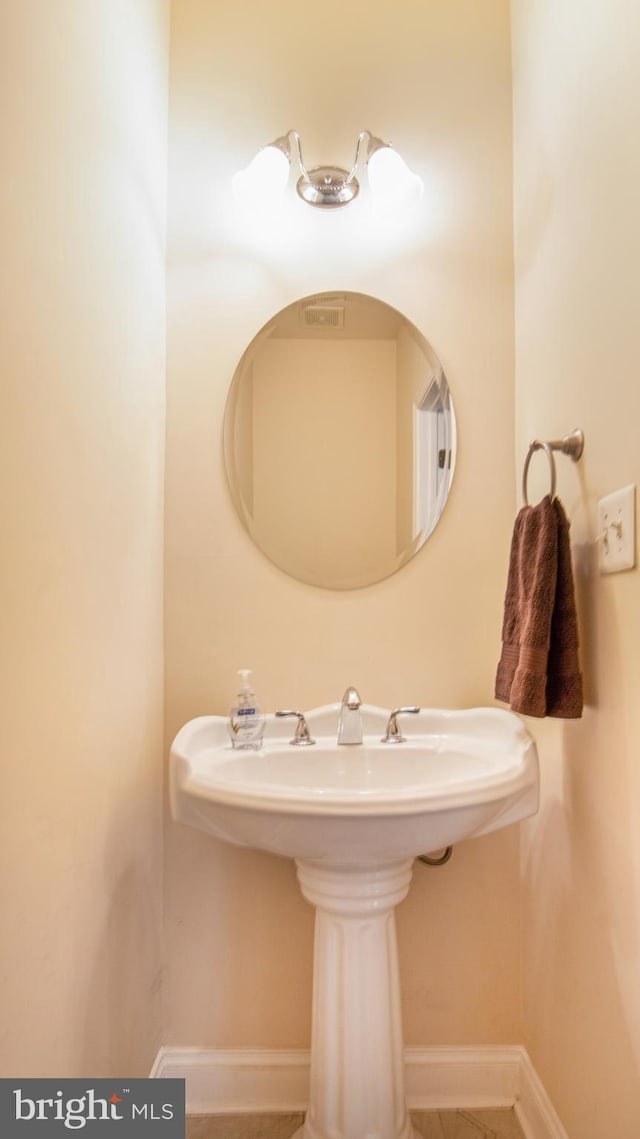 2080 Capstone Cir, Herndon, VA 20170 - bathroom featuring baseboards
