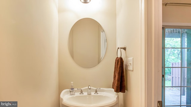2080 Capstone Cir, Herndon, VA 20170 - bathroom featuring a sink