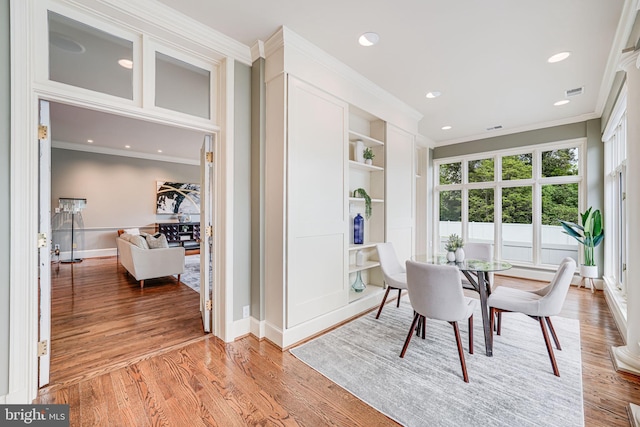 1419 Janneys Ln, Alexandria, VA 22302 - dining space featuring recessed lighting, light wood-style floors, visible vents, baseboards, and ornamental molding