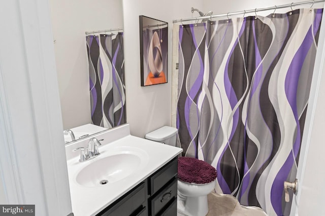 full bath with vanity, toilet, and a shower with shower curtain
