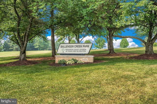 community sign with a yard