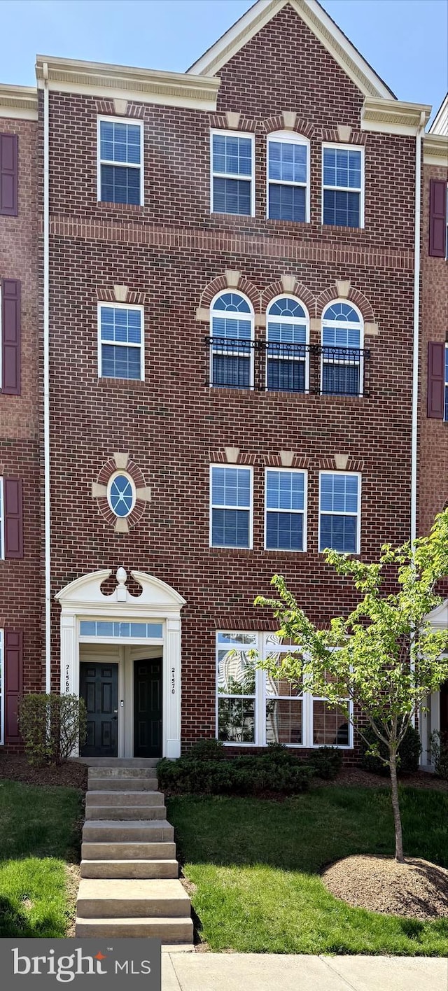view of front of property featuring brick siding