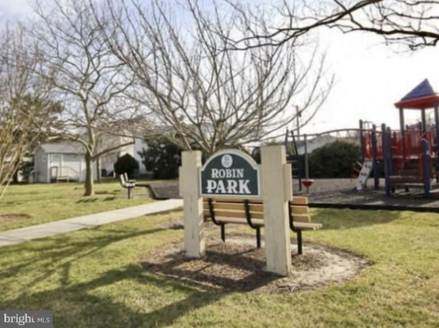 community sign featuring a yard