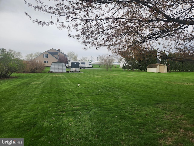 view of yard with an outbuilding and a storage unit