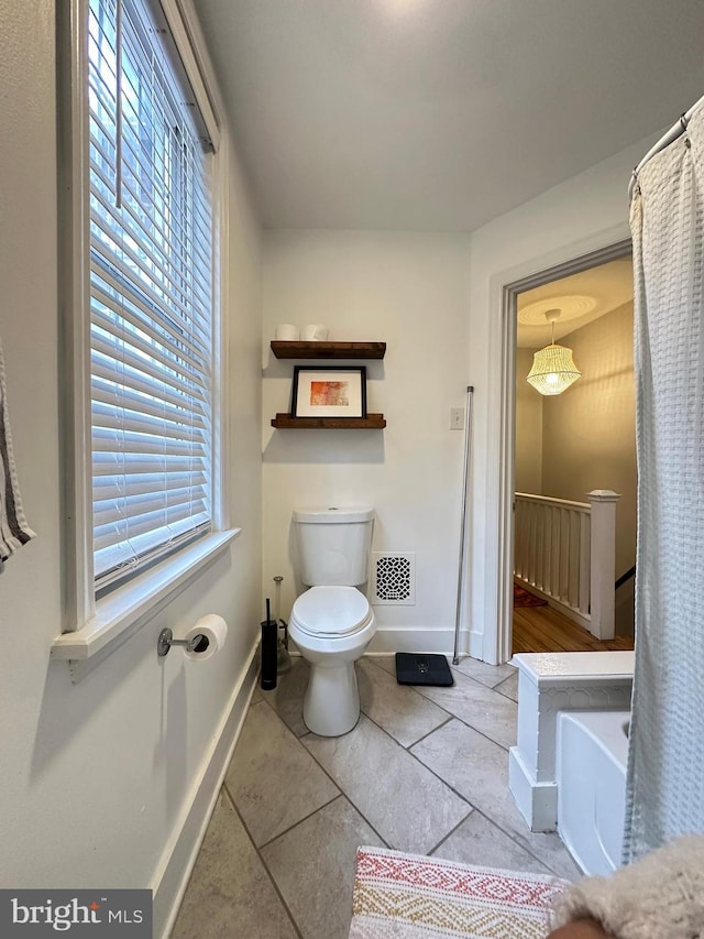 622 Saint Joseph St, Lancaster, PA 17603 - full bath featuring tile patterned flooring, visible vents, toilet, baseboards, and a bathtub