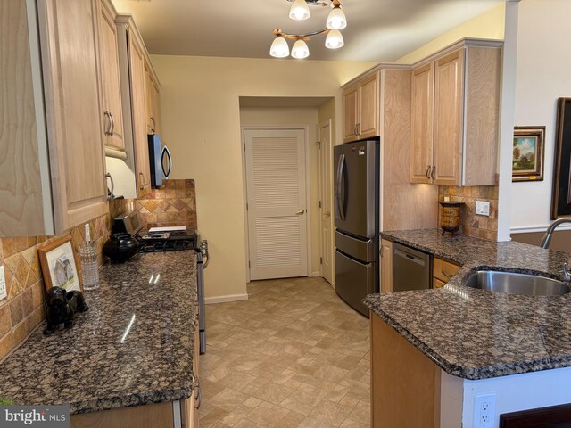 61 Legacy Oaks Dr, Richboro, PA 18954 - kitchen with appliances with stainless steel finishes, a sink, backsplash, and a peninsula