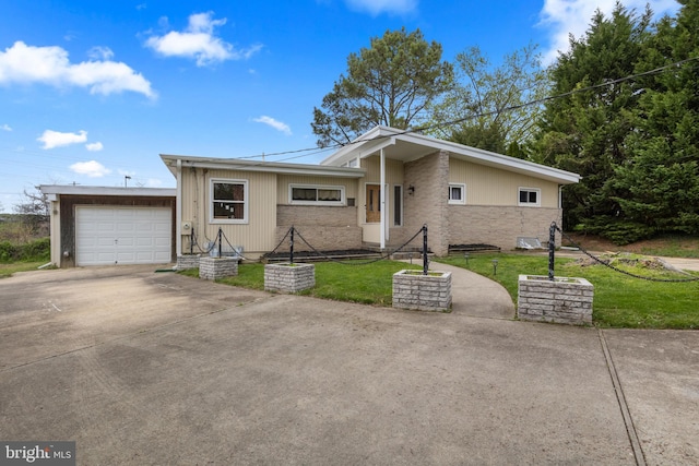 view of front of home featuring a front lawn, driveway, and an attached garage