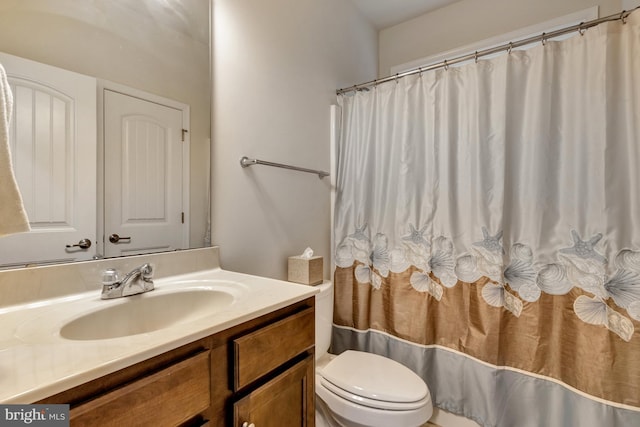 full bath featuring toilet, vanity, and a shower with curtain