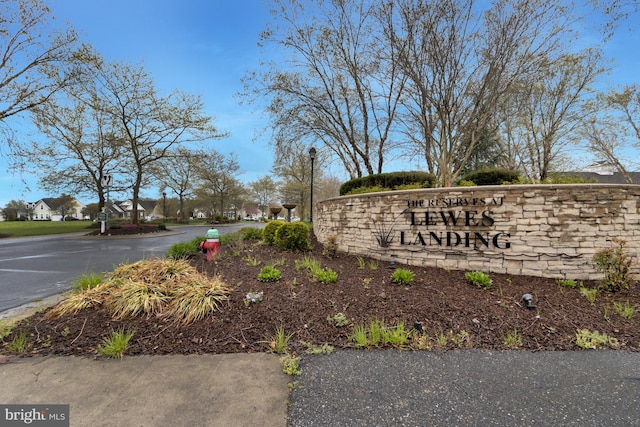 community / neighborhood sign featuring a residential view