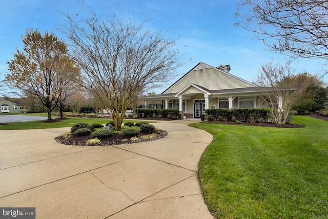 view of front of property featuring a porch and a front lawn