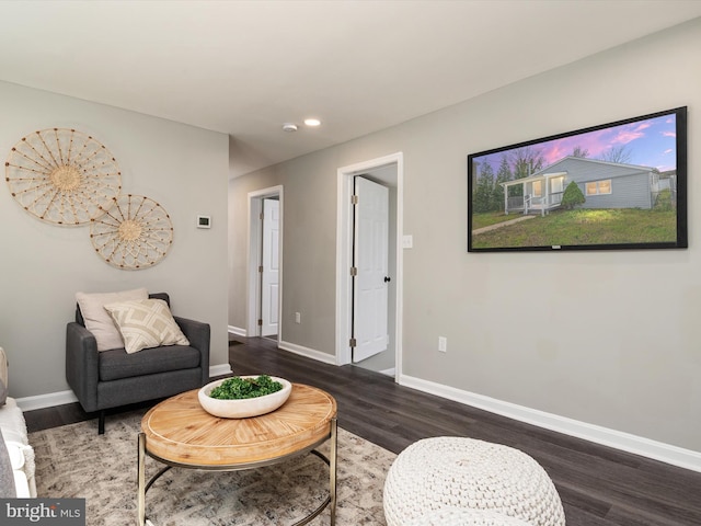 living room featuring recessed lighting, wood finished floors, and baseboards