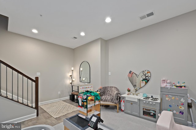 interior space featuring baseboards, visible vents, wood finished floors, and recessed lighting
