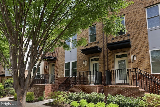 townhome / multi-family property featuring brick siding