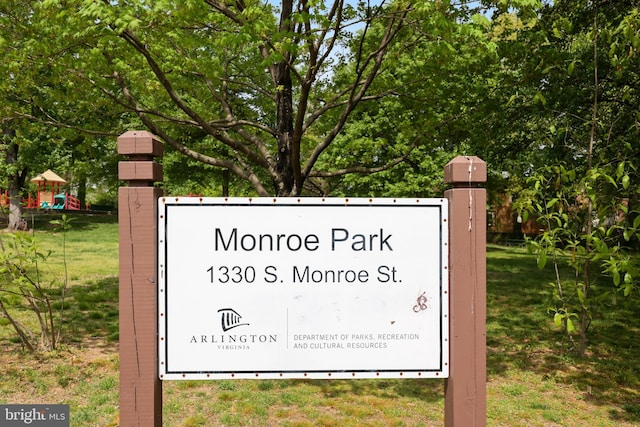 view of community / neighborhood sign