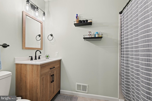 bathroom with a shower with shower curtain, vanity, visible vents, and toilet