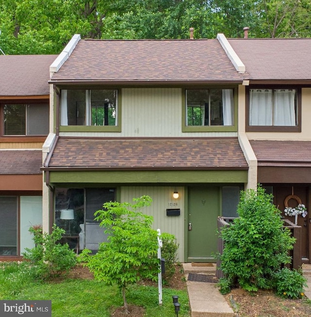 multi unit property featuring a shingled roof